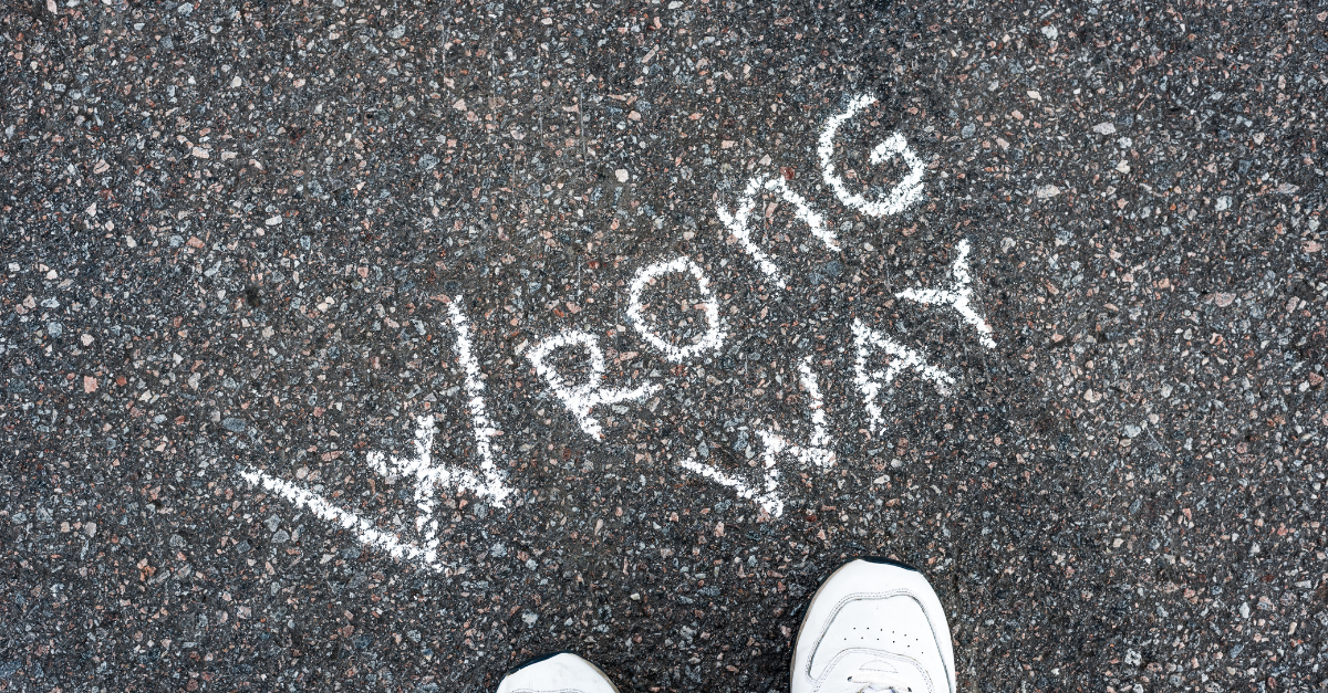 10 Tipps zur Vermeidung von Fehleinstellungen: Wie Sie sich garantiert nicht mehr für den falschen Kandidaten entscheiden Wrong Way Zeichen auf der Straße