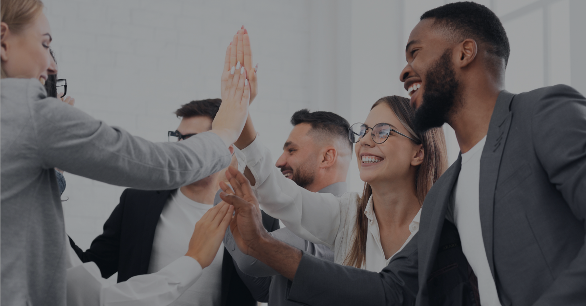 Candidate Experience: Von Bewerbern zu Markenbotschaftern Diverses Team gibt sich einen Highfive bei der Arbeit