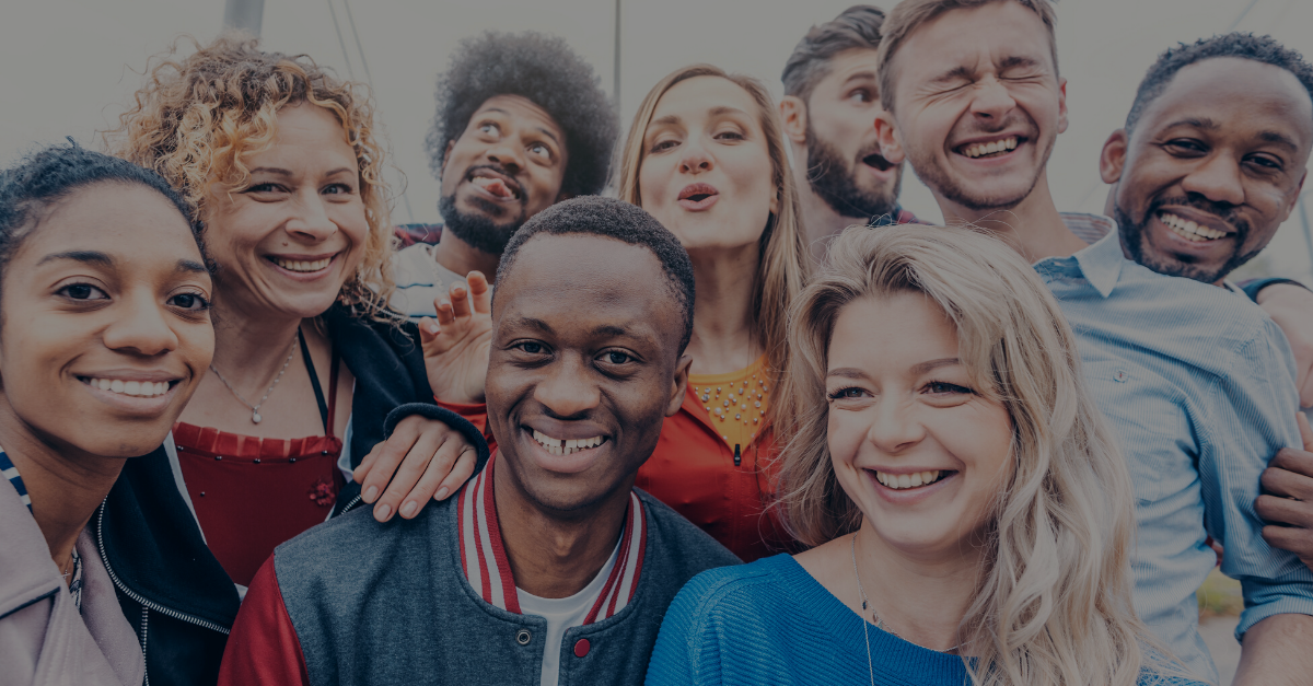 Diversity im Arbeitsleben – Warum es jetzt an der Zeit ist sich auch für die LGBT- Rechte im Arbeitsleben stark zu machen lachendes diverses Team