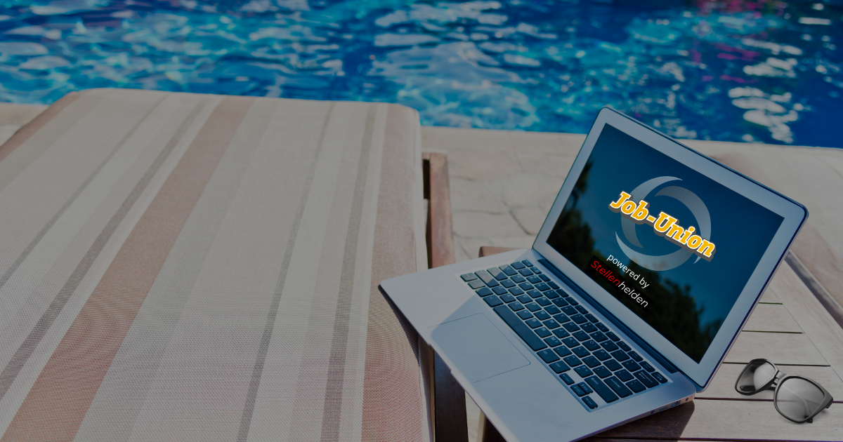WORKATION – Mitarbeiter*innen-Motivation mal anders! Laptop am Pool mit Job-Union Logo und Sonnenbrille
